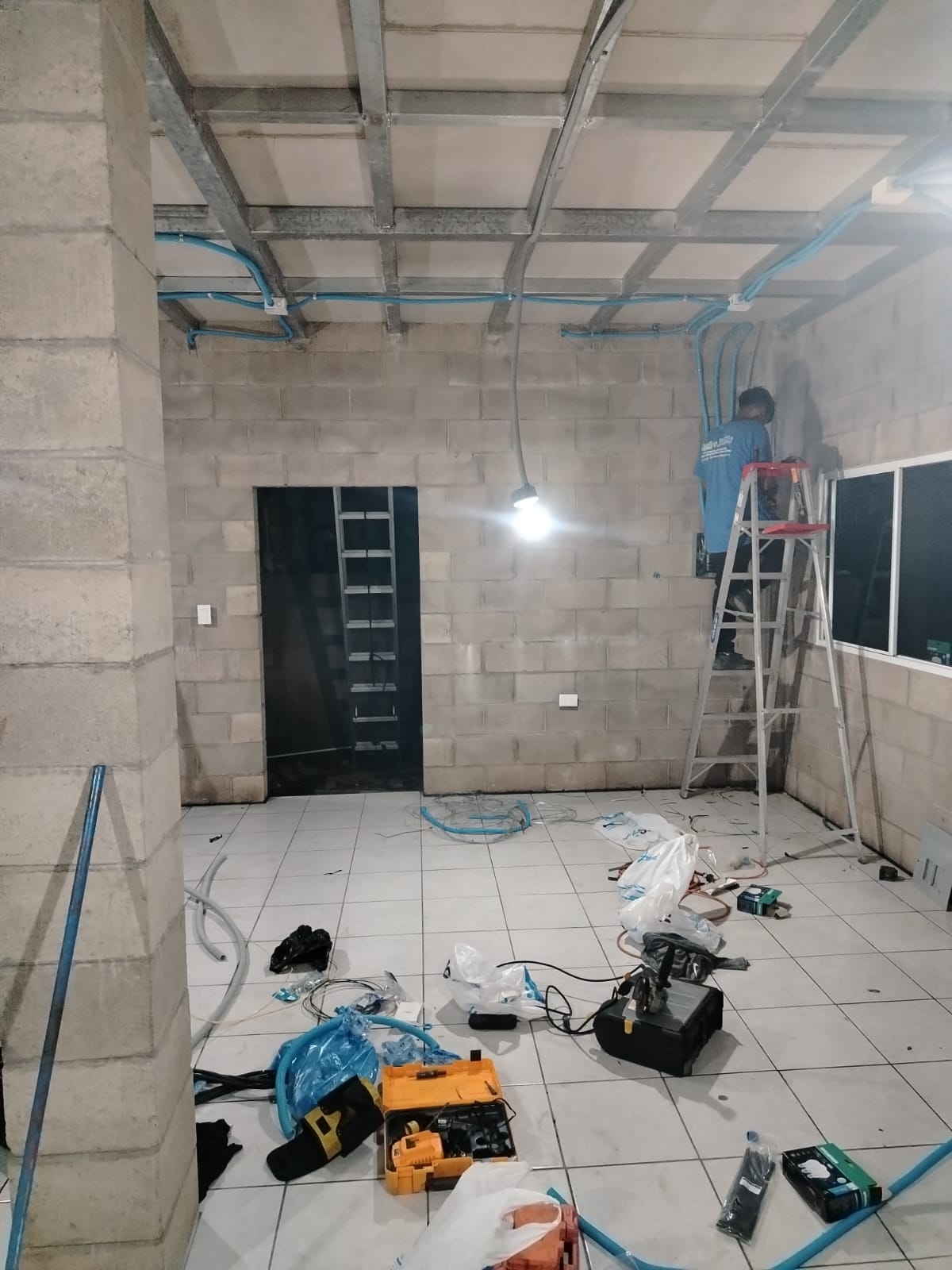 Técnico de Comfort Aire realizando instalación de aire acondicionado en El Salvador