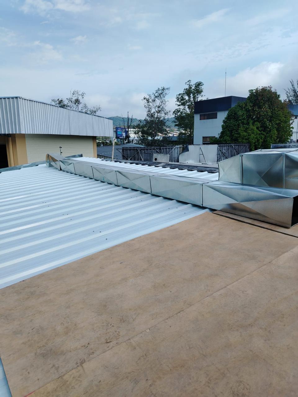 Ductería industrial instalada en techo de nave industrial en El Salvador – Comfort Aire